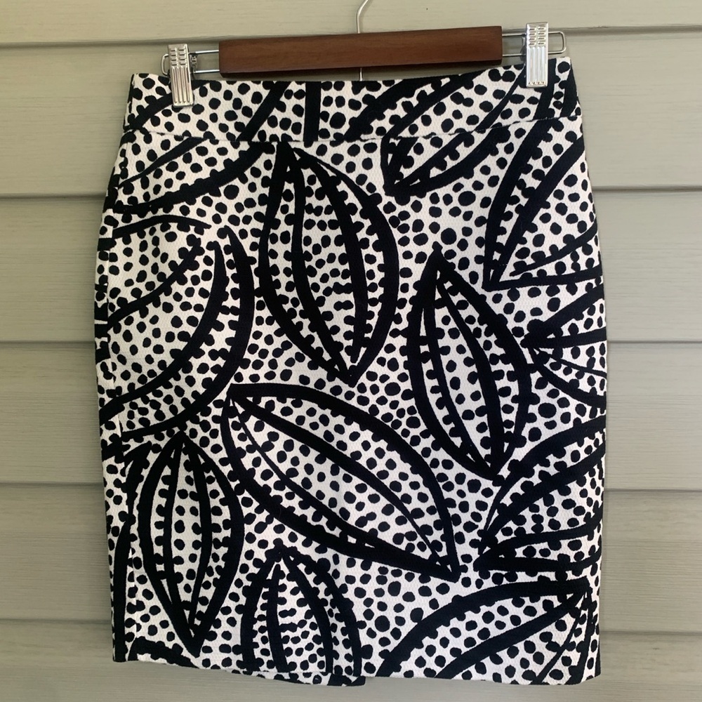 ANN TAYLOR Factory tropical leaf print Pencil Skirt white & black sz 2P NWOT